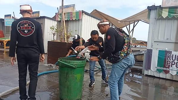PMBB dan Camat Komodo Melaksanakan Kegiatan Sabtu Bersih di Kuliner Kampung Ujung Labuan Bajo