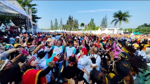Ribuan Masyarakat Kabupaten Bogor Tumpah Ruah Meriahkan Gebyar HJB ke-542 di Stadion Pakansari