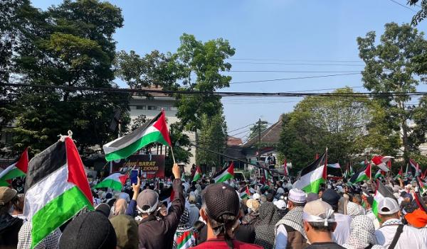 Massa Jawa Barat Melawan Zionis Gelar Long March dan Aksi Bela Palestina di DPRD Jabar