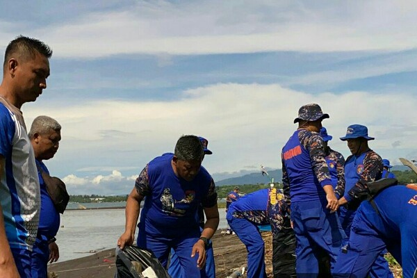 Personel Polairud dan Warga Bitung Bersihkan Pantai Girian dan Wangurer