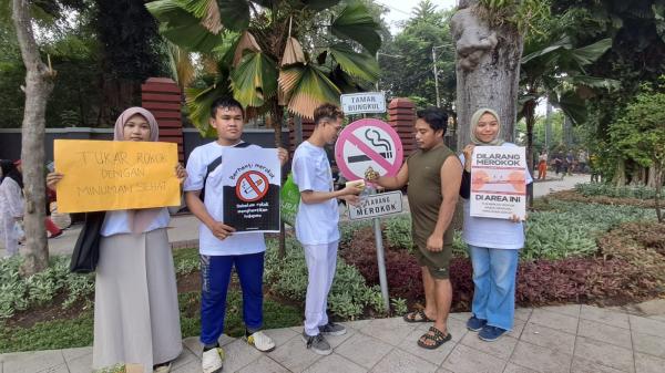 RGTC FKM Unair Ajak Masyarakat Tukar Rokok dengan Minuman Sehat di CFD Taman Bungkul