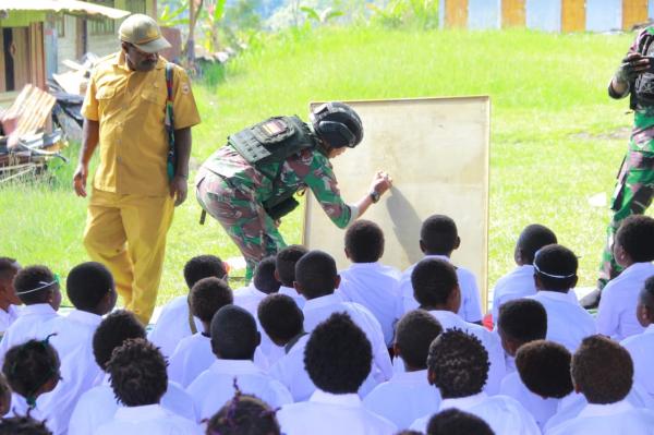 Koops TNI HABEMA Gelar Papua Pintar di Sekolah Lapangan Pogapa Hameyo Intan Jaya