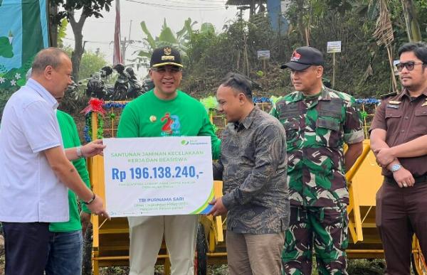 Tertabrak Mobil Saat Bersihkan Jalan, Ahli Waris Non ASN DLH Cimahi Diberi Santunan