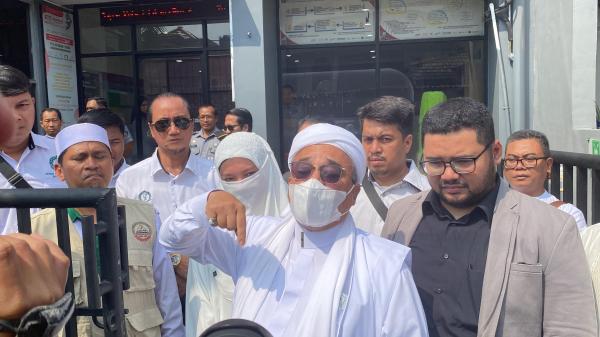 Penampakan Habib Rizieq Ambil Surat Bebas Murni di Bapas Jakpus