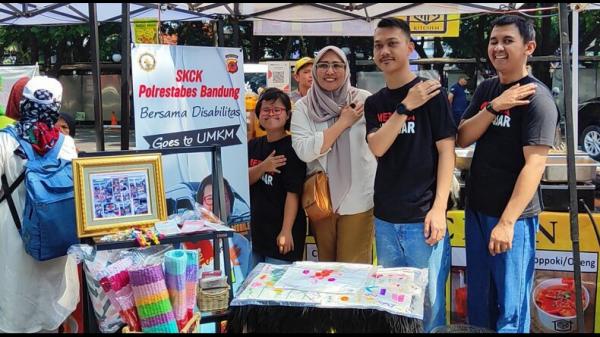 Polrestabes Bandung dan Disabilitas Gelar SKCK Goes To UMKM di Festival Bandung Kota Angklung