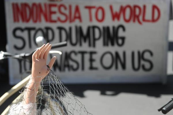 Aktivis Lingkungan Demo Konjen Australia dan Jepang di Surabaya