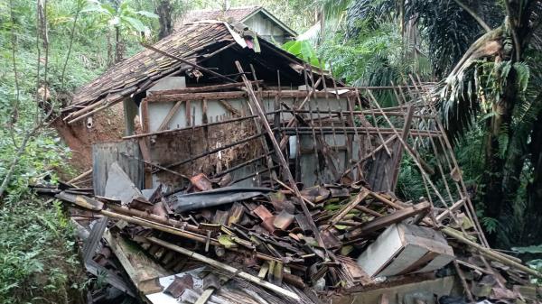 Diguyur Hujan Deras, 2 Dapur Rumah Warga di Ciamis Ambruk