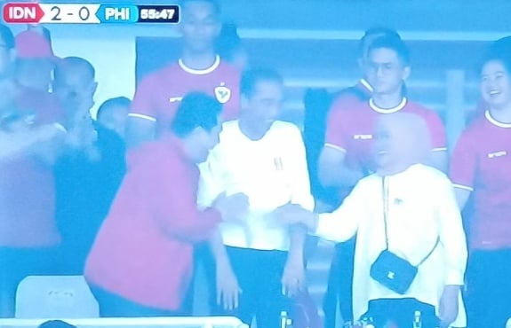 Timnas Indonesia Taklukkan Filipina 2-0, Ibu Negara Salami Erick Thohir Di Depan Presiden Jokowi