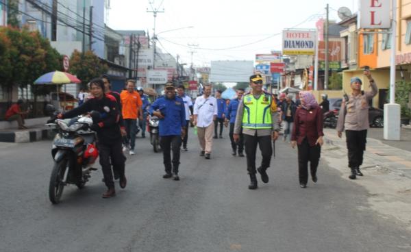 Demo Buruh, Polres Subang Bagikan Minuman dan Makanan Ringan Bagi Pengunjuk Rasa