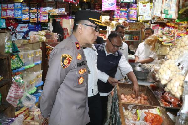 Jelang Idul Adha, Polisi di Purwakarta Cek Harga dan Stok Bahan Pokok di Pasar Tradisional