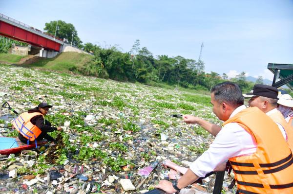 Bey Machmudin Cek Jembatan Babakan Sapaan Citarum yang Viral Penuh Sampah