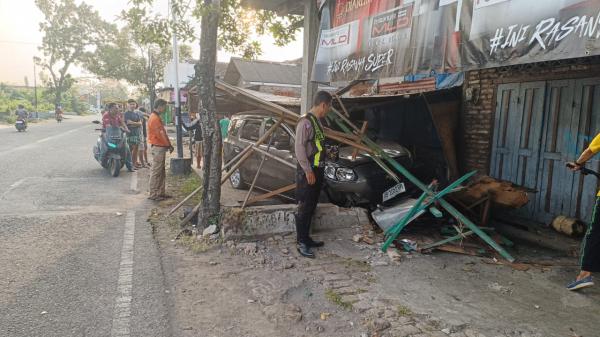 Mobil Tabrak Motor dan Rumah di Jetis Bantul, Pengendara Motor Terluka