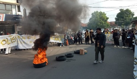 Mahasiswa Cirebon Demo Kasus Vina, Bakar Ban dan Teriakan Tuntutan Depan Polres Cirebon Kota