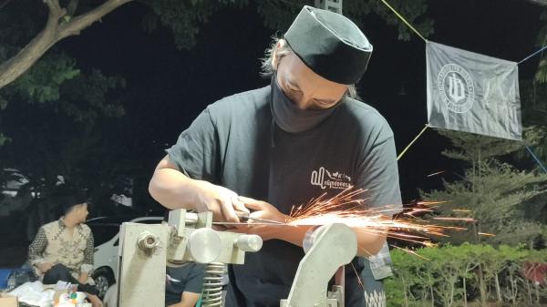 Ponpes Lirboyo Bersama Indonesian Blade Kediri Buka Jasa Asah Pisau Sembelih Hewan Kurban Gratis