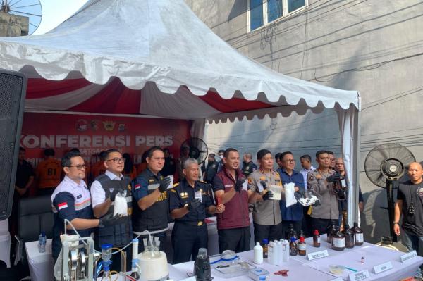 Polisi Gerebek Laboratorium Pembuatan Pil Ekstasi di Medan, 5 Tersangka Diamankan, 2 Buron