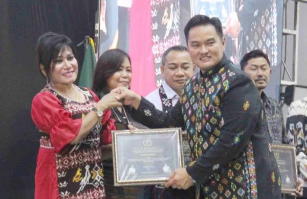 Adriana Maritje Pah, ASN Korem 161 Wira Sakti Kupang Bangga Menerima Penghargaan Kadin NTT Award