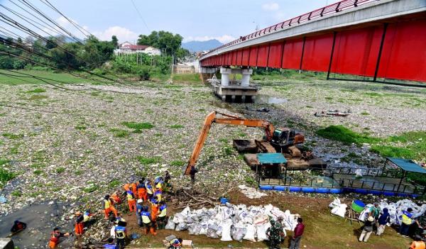 Pandawara Group Ajak Masyarakat Bandung Bersih-bersih Sungai Citarum yang Penuh Sampah