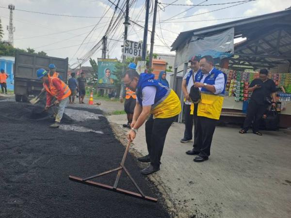 Getol Perbaiki Jalan di Cilegon, Wali Kota Helldy Resmikan Program Mantri Jalan