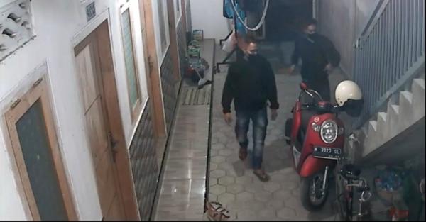 Viral !! Dua Orang Pencuri Berhasil Gondol Dua Motor di Kost Putri, Aksinya Terekam CCTV