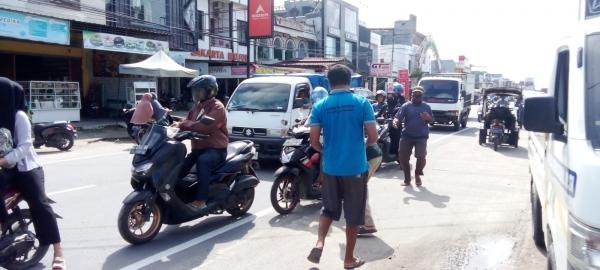 FOTO: Jumat Berkah, Warga Serbu Pembagian Roti Relawan Andi Bebas Manggazali