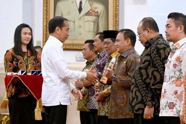 Berhasil Kendalikan Inflasi, Pj Gubernur Sultra Terima Penghargaan Presiden Jokowi