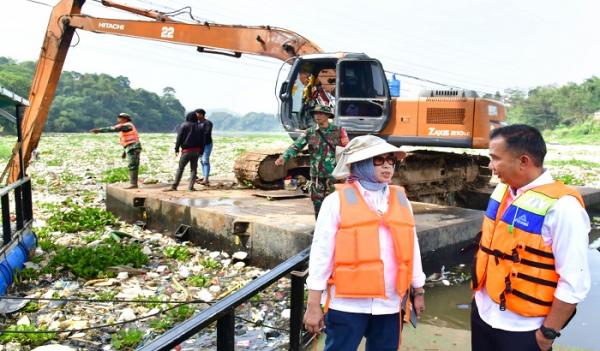 Pemprov Jabar Terjunkan Alat Berat Percepat Proses Penanganan Sampah di Jembatan Babakan Sapan