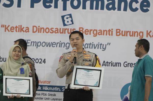 Dukung Program Unik Pocil SD Muhammadiyah, Kasat Lantas Polres Gresik Terima Penghargaan