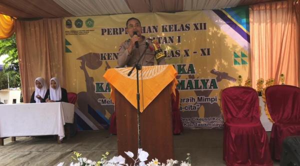 Hadiri Perpisahan Siswa SMA Pusaka Tasikmalaya, Bhabinkamtibmas Polsek Tanjungjaya Beri Motivasi