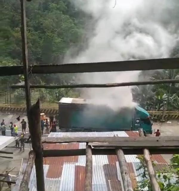 Mobil Truk Ekspedisi Indah Cargo Terbakar di Jembatan Bolong Mamuju