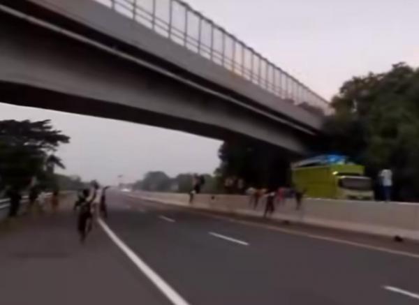 Buru Klakson Telolet, Gerombolan Bocah Nekat Nyebrang Pembatas Jalan Tol Cirebon
