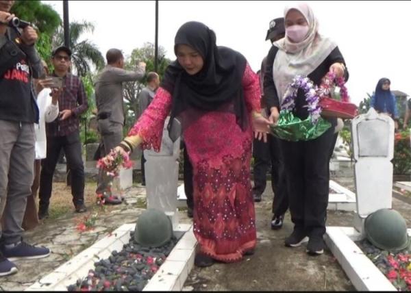Ziarah Makam Pahlawan: Hj. Eva Dwiana Sambut HUT Ke-342 Bandar Lampung dengan Semangat Baru