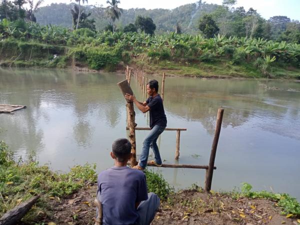 Warga Dua Kecamatan Terpaksa Bangun Jembatan Darurat Lintasi Anak Sungai Cikadu