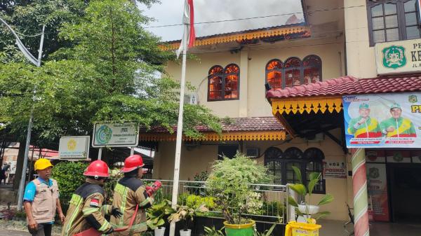 Kantor Camat Medan Area Terbakar, Satu Petugas Damkar Terluka 