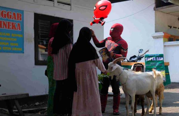 Superhero Spiderman Jual Kambing Qurban Sekaligus Hibur Anak Yatim Korban Covid-19