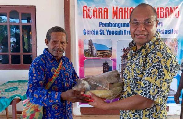 Dukung Pembangunan Gereja, Jenderal Purnawirawan TNI ini Beli Makanan Khas Papua Rp 30 Juta