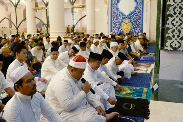 Pj Gubernur Sumut Salat Idul Adha Bersama Ribuan Masyarakat di Masjid Agung Medan