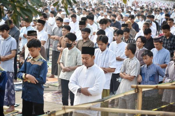 Pesan Bupati Aep saat Sholat Idul Adha Bersama Ribuan Masyarakat Karawang