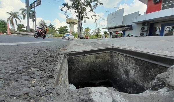 Besi Penutup Saluran Air di Jl R Suprapto Lenyap, Penggantian Baru Tahun Depan