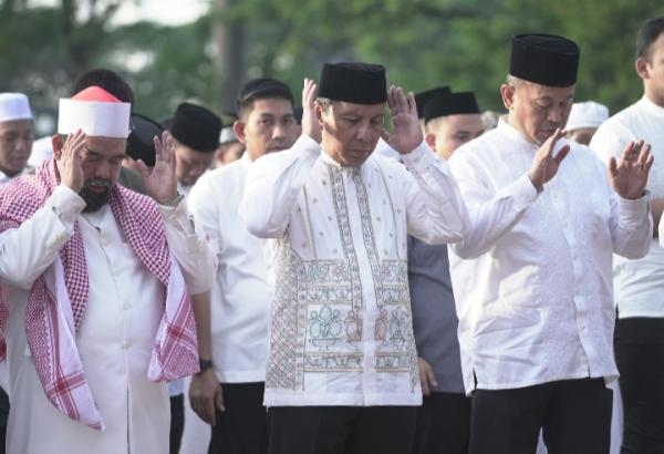 Danny Pomanto Salat Id Bersama Warga Makassar di Karebosi: Semangat Berkurban Makin Baik