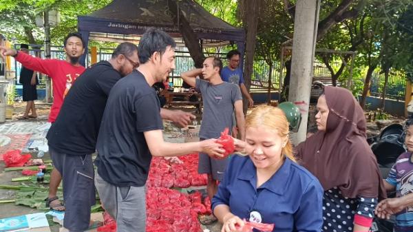 Jurnalis Jakarta Utara Bagikan 250 Paket Daging Kurban kepada Warga Sekitar Ancol
