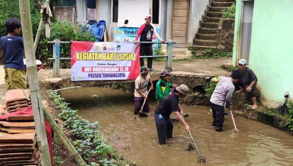 Kebersamaan Pak Bhabin Kerja Bakti Bersama Warga Desa Cintajaya Bersihkan Saluran Irigasi