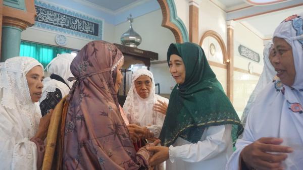 Disambut Seruan 'Gubernur Jilbab Ijo' saat Roadshow, Ummi Rohmi Berpesan Gunakan Gawai dengan Bijak