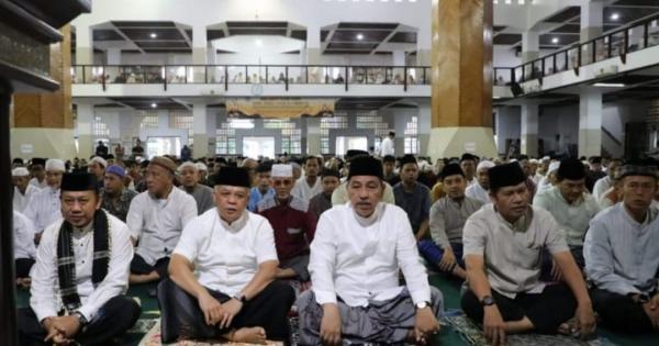 Plh Wali Kota dan Sekda Tasikmalaya Pimpin Shalat Idul Adha di Masjid Agung: Totalitas Taat ke Allah