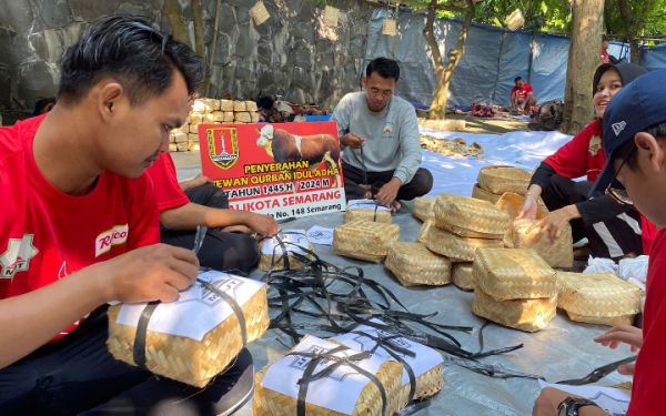 Pembagian Daging Kurban di Semarang Mulai Tinggalkan Penggunaan Kantong Plastik