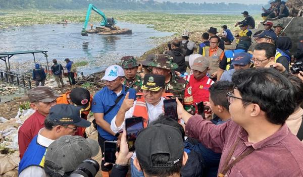 Satu Bulan, Waktu yang Dibutuhkan untuk Bersihkan Sampah di Sungai Citarum Bandung Barat