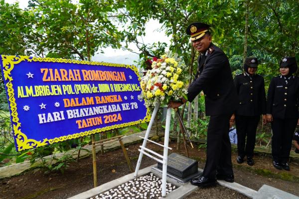 Kapolres Tasikmalaya Kota Ziarah ke Makam Jenderal Polisi di Cipari, Peringati HUT Bhayangkara ke-78