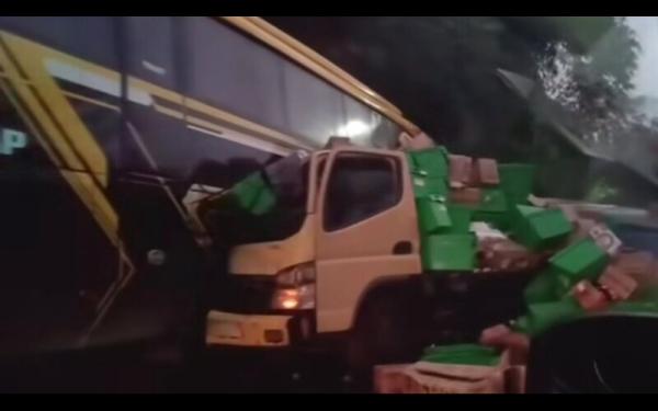 Truk Tabrak Bus di Karangkamulyan Ciamis, Sopir Luka Parah, Penumpang Selamat