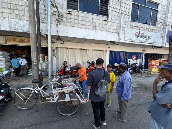 Seorang Tukang Becak di Kota Probolinggo Meninggal diatas Becaknya