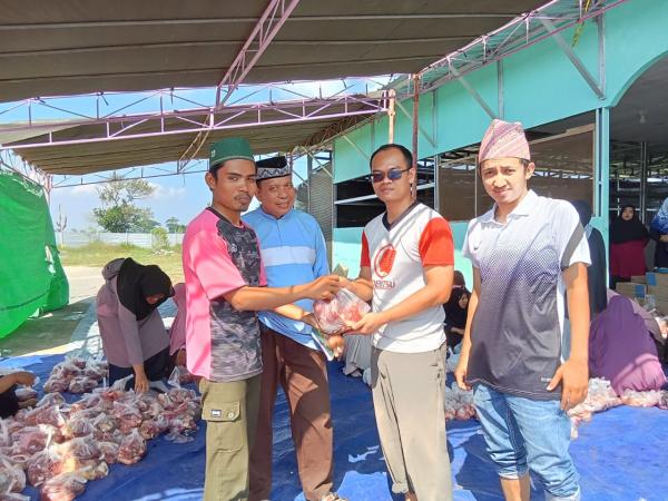 Lentera Hati Islamic Boarding School Bagikan 500 Paket Daging Kurban