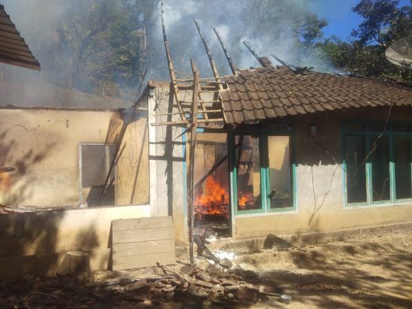 Diduga Tabung Gas Bocor, Tiga Rumah di Situbondo Terbakar